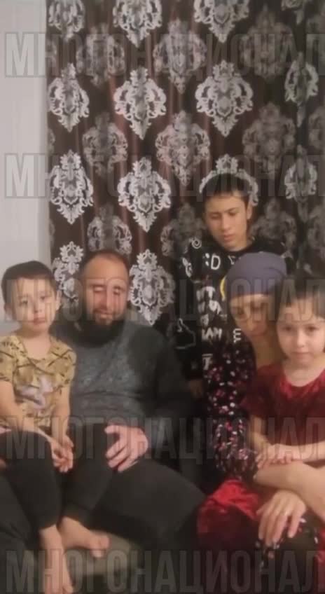 Семьи таджиков террористов. Таджикская семья с детьми. Таджикская семья. Семья таджиков. В гостях в таджикской семье.