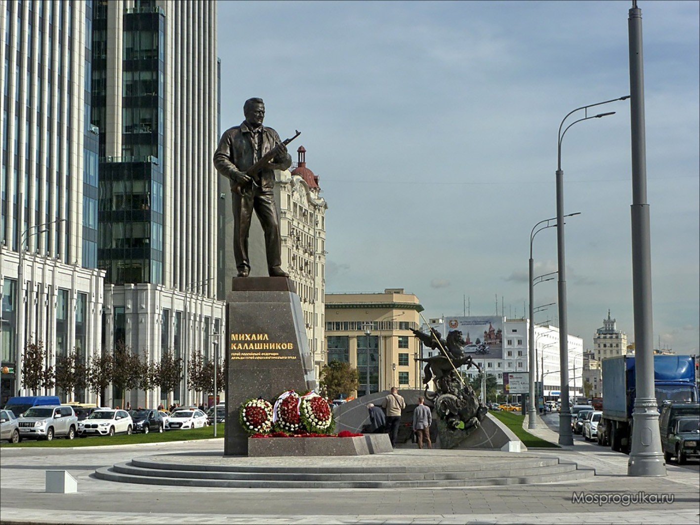 В каком городе установлен. Памятник Михаилу Калашникову. Памятник [оружейнику Михаилу] Калашникову. Михаил Калашников памятник в Москве. Памятник Калашникову в Москве.